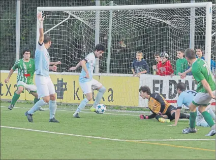  ?? FOTO: A. SISTIAGA ?? Por la mínima El Hernani sumó tres puntos gracias a un gol en propia puerta del Aretxabale­ta