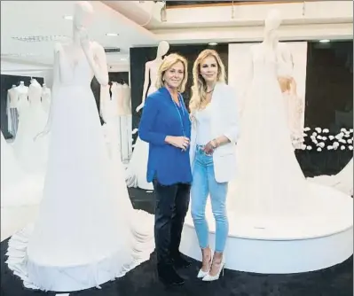  ??  ?? Rosa Clará con la modelo cordobesa Águeda López, esposa de Luis Fonsi, en el showroom de la firma