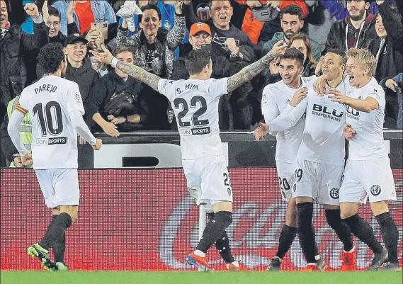  ?? FOTO: EFE ?? Rodrigo Moreno celebra con sus compañeros un bello tanto que sirvió para abrir el marcador ante un Athletic que fue incapaz de poner en serios aprietos a los de Marcelino