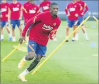  ??  ?? Dembélé hace uno de los ejercicios de entrenamie­nto.