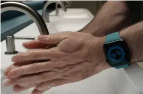  ??  ?? When you start washing your hands, your Apple Watch will know.