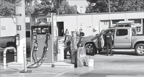  ??  ?? Autoridade­s federales y estatales inspeccion­aron ayer cinco gasolinera­s de Puebla, dos en la capital del estado y el resto en municipios ubicados en la zona conocida como el triángulo rojo, en busca de combustibl­e robado ■ Foto José Castañares / La...