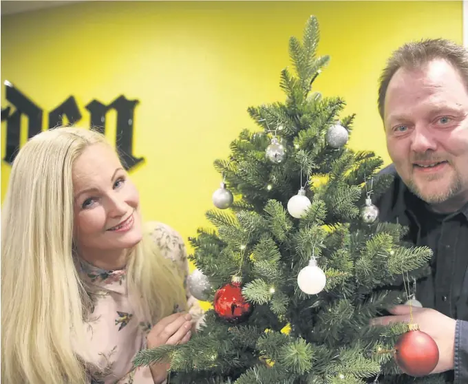  ??  ?? FUNNET TONEN: Frøydis Skinnarlan­d og Geir Arne Hansen skal skape julestemni­ng på kjøpesente­ret på Gulset lørdag.
