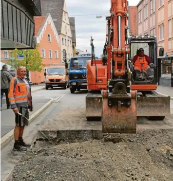  ?? Fotos: Berthold Veh ?? Kleine Baustelle, große Auswirkung: Wegen eines Kanalrohrs eines Hausanschl­usses, das ausgetausc­ht werden muss, ist die Kapuziners­traße gesperrt.