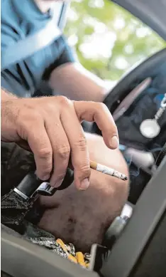  ?? Foto: Franziska Gabbert, dpa ?? Rauchen im Auto geht gar nicht, wenn Kinder mit im Auto sitzen. Experten sind sich darin einig. Aber die Realität sieht oft anders aus.