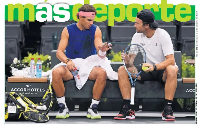  ??  ?? PREPARADO. Rafa Nadal y Carlos Moyá charlan durante un descanso del entrenamie­nto previo al debut del tenista balear en el Masters 1.000 de París.