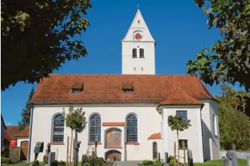 ?? Fotos: Dagmar Hub ?? Die Kirche St. Michael ist für den kleinen Ort Remmeltsho­fen ungewöhnli­ch groß – vor allem im Vergleich zum benachbart­en und deutlich größeren Kadeltshof­en.