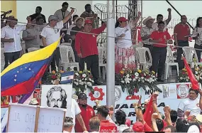  ??  ?? Marcha. Dirigentes del FMLN hablaron durante la concentrac­ión y marcha conmemorat­iva del Día del Trabajo.