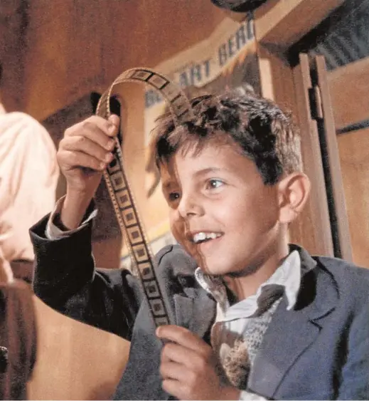  ?? ABC ?? Cinema Paradiso
La ilusión del niño Salvatore en la película de Giuseppe Tornatore es un icono de la liturgia de las viejas salas