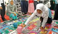  ?? AHMAD KHUSAINI/JAWA POS ?? EDUKASI LEWAT GAME: Murid SD dan SMP bermain ular tangga sekaligus belajar pentingnya konsumsi ikan dalam acara Gemarikan di ITC kemarin.