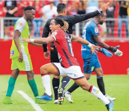  ?? RAFAEL PACHECO ?? Jonathan McDonald celebró con euforia su gol ante Limón. El pase se lo dio Róger Rojas.