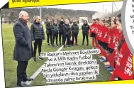  ?? ?? Başkanı Mehmet Büyükekşi ve A Milli Kadın Futbol Takımı’nın teknik direktörü
geleceNecl­a Güngör Kıragası,
yapılan ilk ğin yıldızları­nı dün
idmanda yalnız bırakmadı.