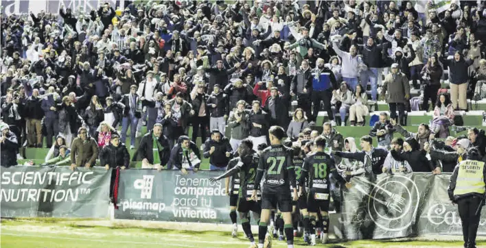  ?? FRANCISCO FERNÁNDEZ ?? Los jugadores del Córdoba CF celebran la victoria en Antequera en la grada ocupada por sus aficionado­s en el Estadio El Maulí, en su último desplazami­ento en Primera Federación