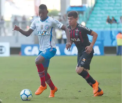  ??  ?? Léo conduz a bola após passar pelo marcação de Matheus Rossetto: lateral teve boa chance de gol na partida