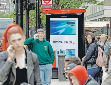  ?? TOLGA AKMEN AFP/Getty Images ?? CARRIERS INCLUDING Vodafone are resisting pressure that Huawei be banned in Europe because they rely on the Chinese supplier, which is vying for a bigger role in 5G networks. Above, London wireless users.