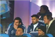  ?? DAVE THOMPSON/AP PHOTO ?? JADI PENONTON: Lionel Messi (kiri) dan Sergio Aguero menyaksika­n laga timnas Argentina di tribun khusus.