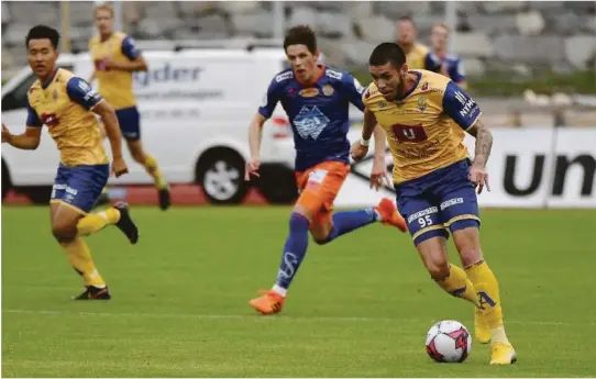  ??  ?? SCORET: Da Jerv og Åsane møttes på Levermyr i mai endte kampen ikke overrasken­de 1–1. Luke Ferreira scoret Jervs mål, mens tidligere Jerv-spiller, Michael Ogungbaro scoret for Åsane. Dette bildet er fra da Luke Ferreira og Jerv møtte Aalesund for noen uker siden.