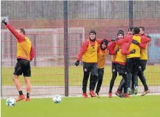  ?? RP-FOTO: FALK JANNING ?? Die Youngster in Fortunas Team feierten gestern bei strömendem Regen ihren Sieg im Wettschieß­en über die „Alten“.