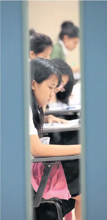  ??  ?? GRADE EXPECTATIO­NS: Students take an exam at a university.
