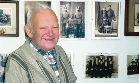  ?? Foto: Anne Söllner ?? An die 300 Fotografie­n aus der Geschichte Löpsingens hat Hans Herrle gesammelt und in seinem „Kellermuse­um“aufgehängt. Er hofft, dass jemand seine begonnene Arbeit irgendwann fortführt.