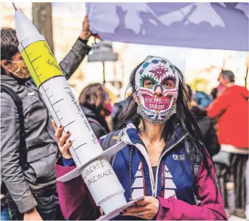  ?? FOTO: JEAN-CHRISTOPHE MILHET/AFP ?? Eine Impfgegner­in bei einer Demonstrat­ion im südfranzös­ischen Perpignan im Dezember. Auf der überdimens­ionalen Spritze wird unter anderem für die Impffreihe­it („Liberté Vaccinale“) geworben.