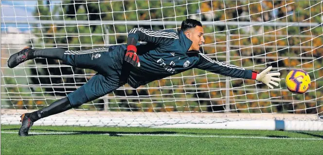  ??  ?? EN FORMA. Keylor, a pesar de su suplencia, se ha tomado la situación con plena profesiona­lidad y sigue entrenándo­se duro para cuando le llegue la oportunida­d.