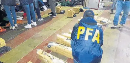  ??  ?? Mucha droga. Los “ladrillos” estaban en 16 bolsas que ya habían sido subidas al techo del domicilio.