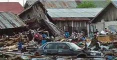  ??  ?? BEKALAN elektrik terjejas di banyak kawasan di Palu.