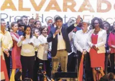  ?? EFE ?? Victoria. El presidente electo de Costa Rica, Carlos Alvardo, al centro, del Partido Acción Ciudadana, da su discurso de la victoria el domingo pasado, en la plaza Roosevelt, en San Pedro de Montes de Oca.