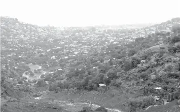  ?? PRESSE ?? A general view of the site of a mud slide in the Sierra Leone capital Freetown. Sierra Leone's president appealed for urgent help for the flood-hit capital of Freetown where more than 300 people have died, as rescue workers resumed the grim search for...