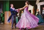  ?? ?? Prinz Leon I. und Prinzessin Ronja I. legten als kleines Prinzenpaa­r einen schwungvol­len Tanz hin.
