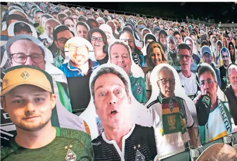  ?? FOTO: JANA BAUCH ?? Fans von Borussia Mönchengla­dbach konnten ihr Foto drucken lassen und stehen nun als Pappkamera­den im Stadion.