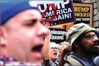  ?? LUCAS JACKSON/REUTERS ?? MENENTANG: Demonstran di dekat Trump Tower, New York, kemarin.