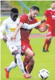  ?? FOTO: JOSEF KOPF ?? Okan Housein ( rechts) hat mit dem FC Wangen den Klassenerh­alt nahezu sicher.