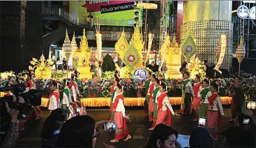  ??  ?? ANTIN IRSANTI/JAWA POS EKSOTIS: Penampilan dalam Thailand Tourism 2018 Parade di depan Siam Paragon, Bangkok.