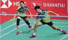  ??  ?? LIU Ying (kiri) bersama Peng Soon akhiri cabaran beregu campuran.