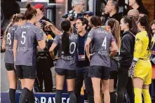  ?? Tony Avelar/Special to The Chronicle ?? Bay FC head coach Albertin Montoya, center, talks with his team during a timeout against Portland Thorns FC on May 1.
