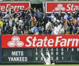  ?? (Reuters) ?? NEW YORK YANKEES left fielder Aaron Hicks can’t catch a two-run home run by New York Mets first baseman Dominic Smith – the first homer of his MLB career – during the seventh inning of the Yankees’ 5-4 victory over the cross-town Mets in the Bronx on Tuesday night.