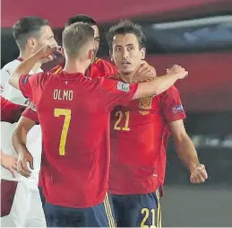  ?? AP / MANU FERNÁNDEZ ?? Oyarzabal celebra con Olmo su gol ante Suiza.