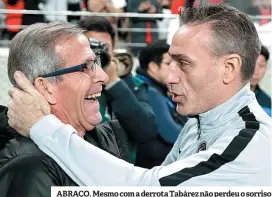  ??  ?? ABRAÇO. Mesmo com a derrota Tabárez não perdeu o sorriso