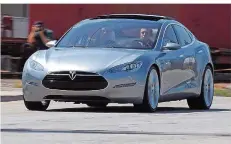  ?? FOTO: BECK/AFP ?? Im Autopilot fuhr ein Tesla S (Modell im Bild) 2016 ungebremst und mit überhöhter Geschwindi­gkeit in einen Lkw. Der Testfahrer kam ums Leben.