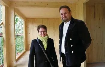  ?? MARCUS VOIGT (2) ?? Mandy Kampioni von der SABA-Jena Bau-Sanierung- & Immobilien-Verwaltung­sgesellsch­aft und Zimmerei-Unternehme­r Steffen Ehrlich im Holzhaus in der Closewitze­r Straße in Jena.