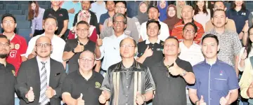  ??  ?? Tangau (middle) with members of the Organising Committee and participan­ts of the seminar.