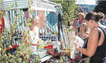  ?? FOTO: ARCHIV/PRIVAT ?? Die KFD in Sigmaringe­ndorf ist eine aktive Gruppe und beteiligt sich zum Beispiel jedes Jahr mit einem Verkaufsst­and am Straßenfes­t.