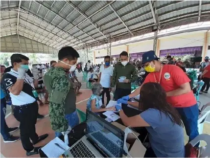  ?? (File Photo) ?? CEBU.
In this file photo, officials distribute the cash grant under the social ameliorati­on program.