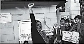  ??  ?? Asha Devi is seen raising slogans during simultaneo­us protest for and against capital punishment after a hearing in December 16, 2012 Delhi gang rape case at Patiala Court in New Delhi. (Photo: Hindustan Times)