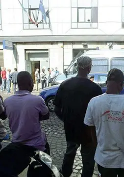  ??  ?? Stranieri
La folla davanti all’ufficio della Questura di Napoli in via Galileo Ferraris che rilascia i permessi di soggiorno