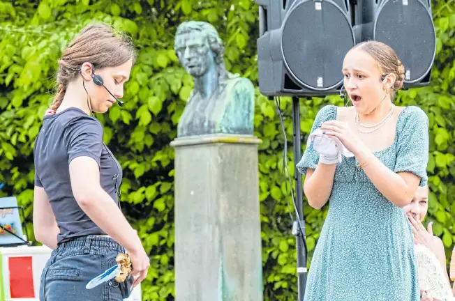  ?? Fotos: Ralf Bittner ?? Der Ritter hat den Handschuh erkämpft, verzichtet aber auf Kunigunde und ihren Dank. Schiller (hi.) dürfte es freuen.