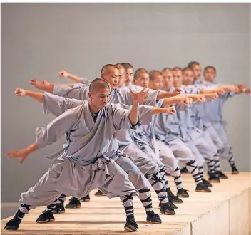  ?? FOTO: HUGO GLENDINNIN­G ?? Der Tanzkünstl­er Sidi Larbi Cherkaoui inszeniert mit Shaolin-Mönchen aus dem Henan-Tempel ein stilistisc­hes Gesamtkuns­twerk.