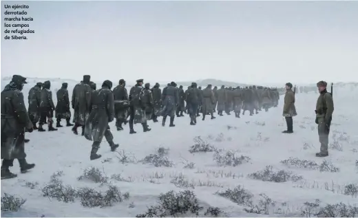  ??  ?? Un ejército derrotado marcha hacia los campos de refugiados de Siberia.